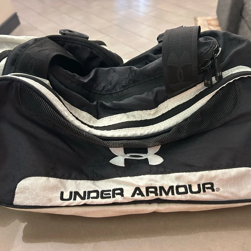 Under Armour Black and Gray Duffel Bag Preowned light wear